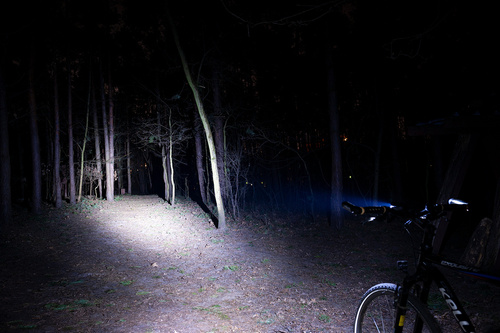Vorderes Fahrradlicht | Eingebauter 120dB-Hupe | Fahrradcomputer-Funktion | 4 Beleuchtungsmodi, 300lm, 8 Stunden Betriebsdauer, 1500mAh | BL063