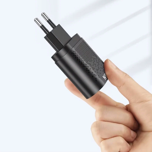GAN | 65-W-Schnellladegerät mit USB- und PD 3.0-Anschlüssen (USB-C).