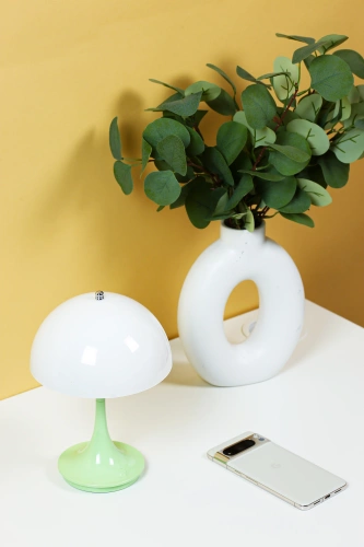 Moderne LED-Tischlampe | Berührungsaktive Lampe mit eingebautem Akku | YG-D012-G