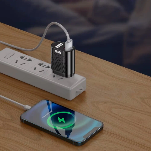 GAN | 65-W-Schnellladegerät mit USB- und PD 3.0-Anschlüssen (USB-C).