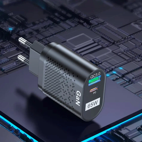 GAN | 65-W-Schnellladegerät mit USB- und PD 3.0-Anschlüssen (USB-C).