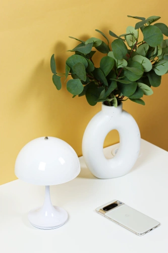 Moderne LED-Tischlampe | Berührungslose Lampe mit integriertem Akku | YG-D012-W