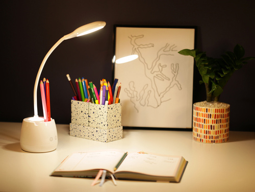 LED-Schreibtischlampe 5W mit Nachtmodus | Stifte- und Bleistifthalter | MT-812