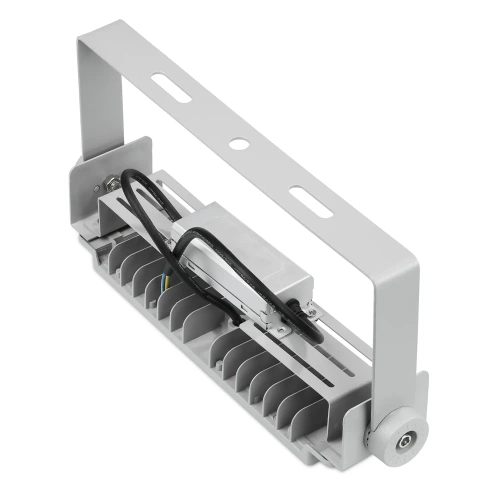 LED-Flutlichtstrahler | 50 W | leistungsstarke Beleuchtung für Sporthallen, Fabriken, Haus | Aluminiumgehäuse | mit verstellbarem Halter | TMN-50W-silver