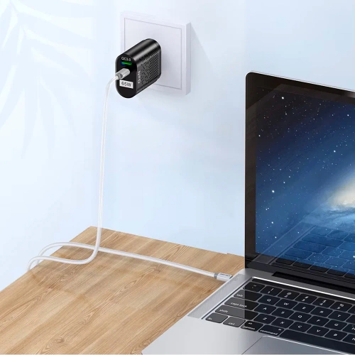 GAN | 65-W-Schnellladegerät mit USB- und PD 3.0-Anschlüssen (USB-C).