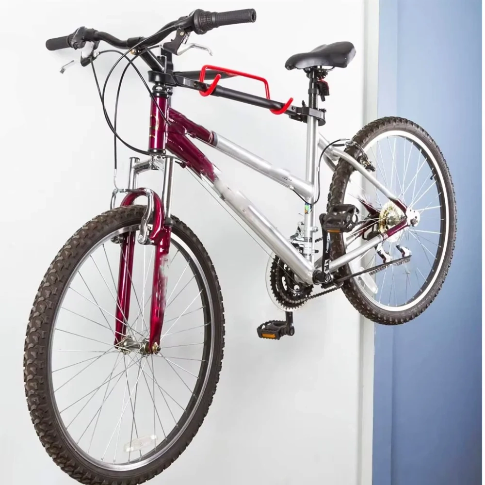 Rennrad am Halter vor einer rohen Betonwand