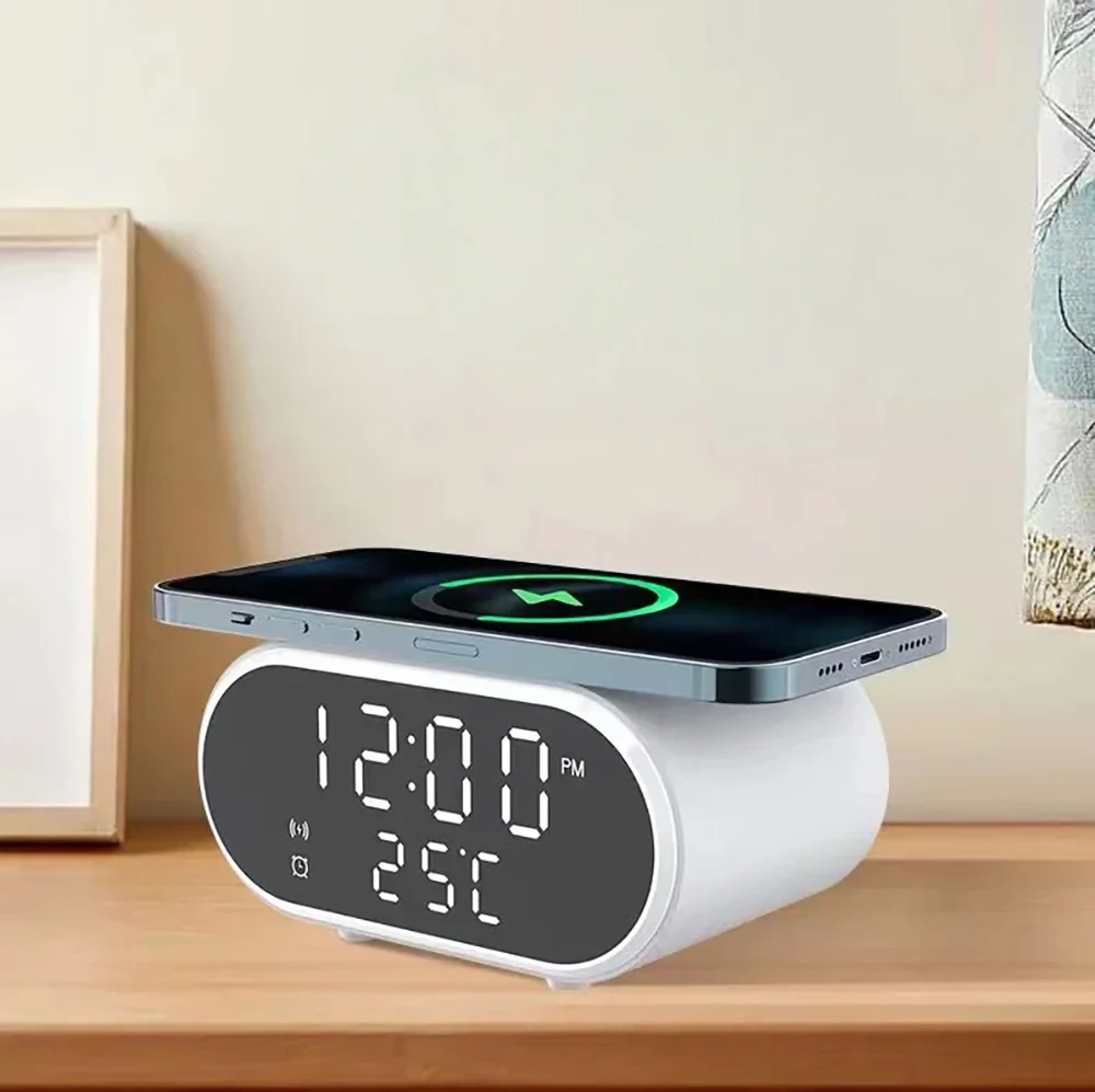 Wecker mit Ladestation auf einem Holztisch in einem hellen Schlafzimmer